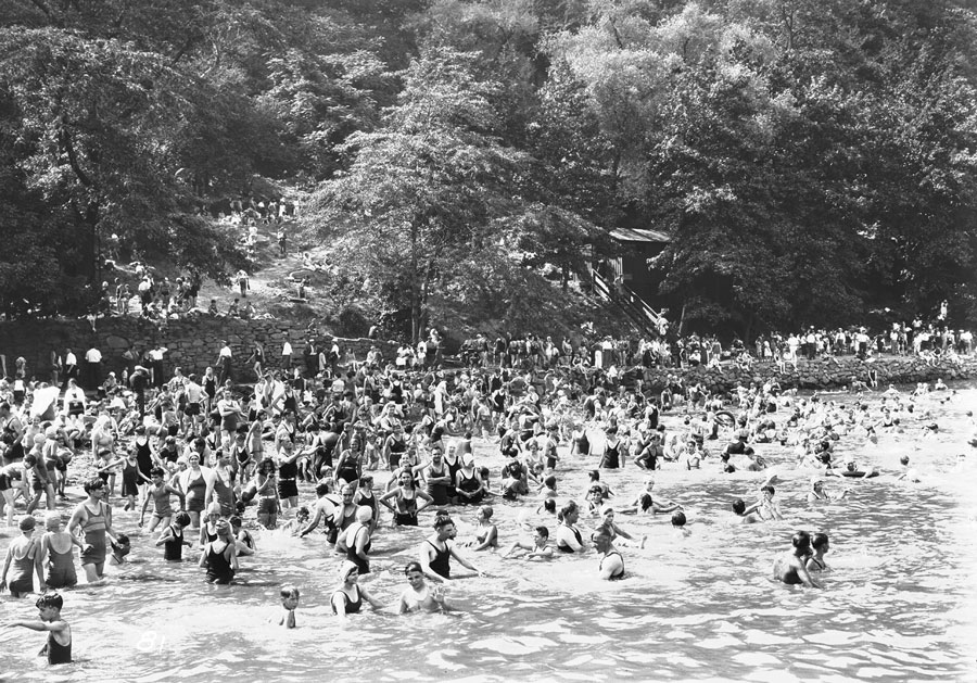 Crowd at Bloomer's Beach, 1932