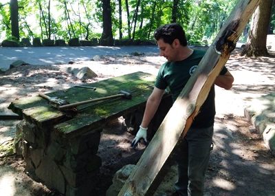 Operations supervisor Anthony Taranto works on the restoration of rustic picnic tables built in the 1930s by the Civilian Conservation Corps (CCC). | Photo: Eric Nelsen